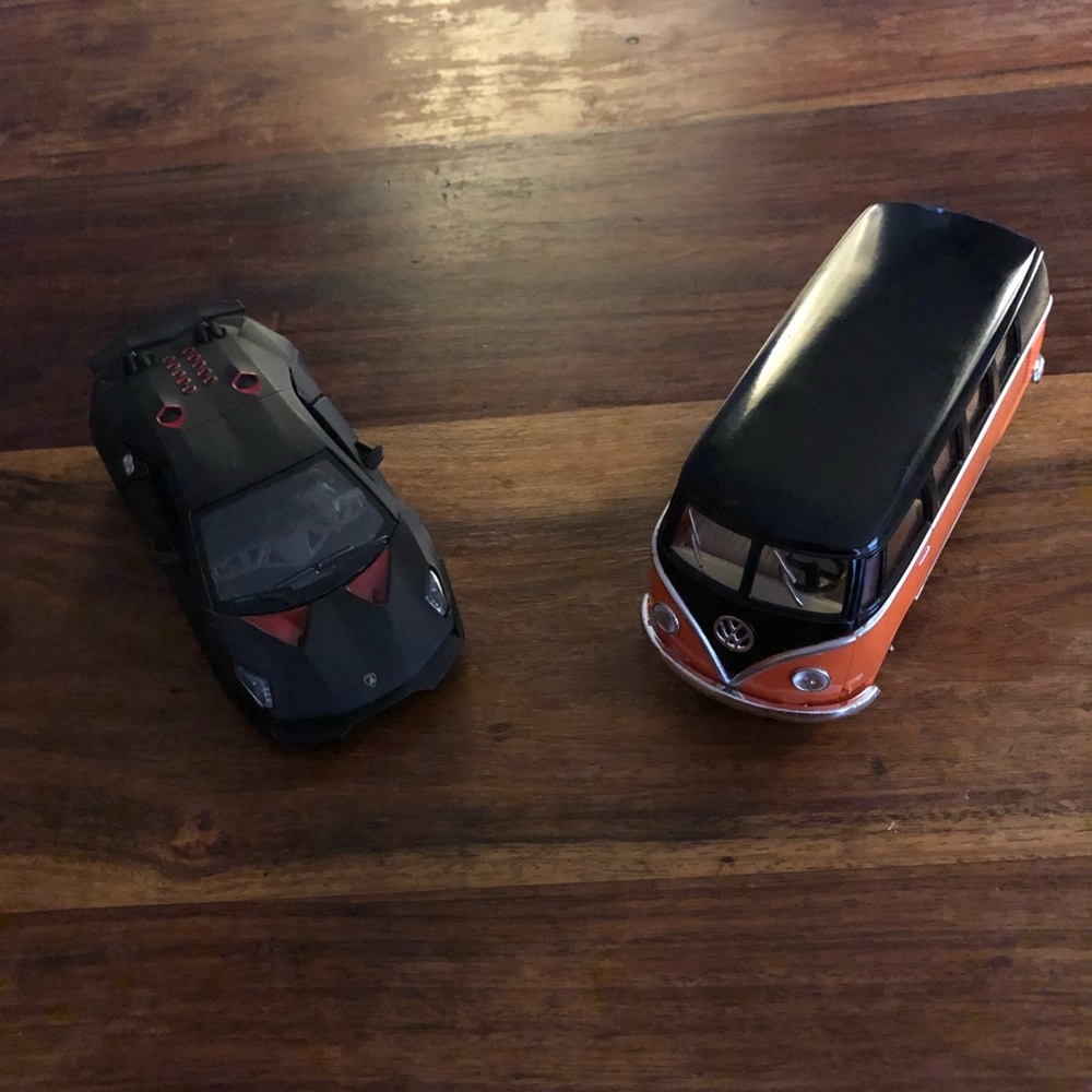 2 Pull Back Action Cars